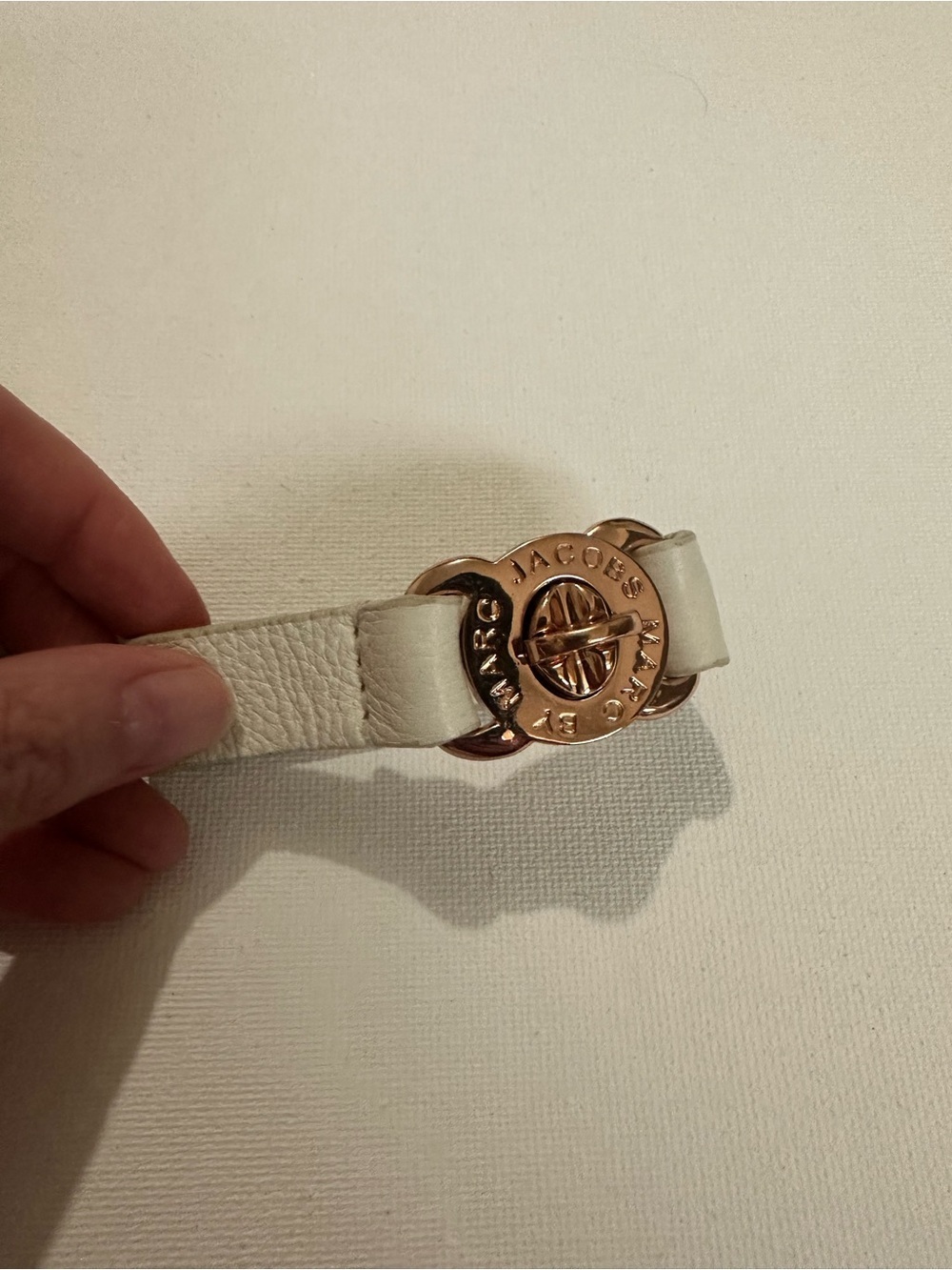 Marc Jacobs Cream White Leather Rose Gold Tined Logo Clasp Turnlock Bracelet - Picture 3 of 13